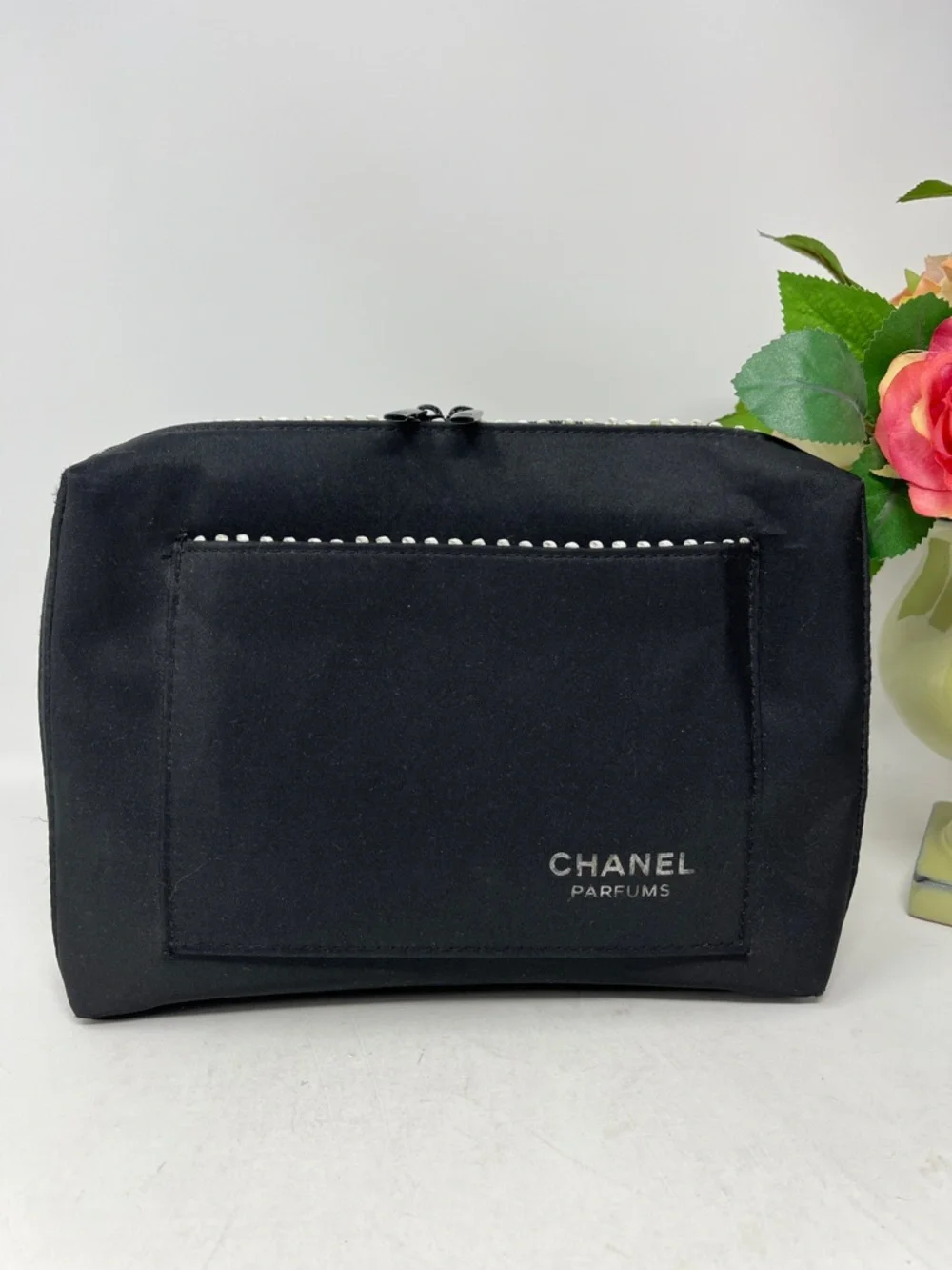 CHANEL PARFUMS ZIPPER COSMETIC POUCH BLACK WITH WHITE TRIM BONUS CRÈME SHOP EYE